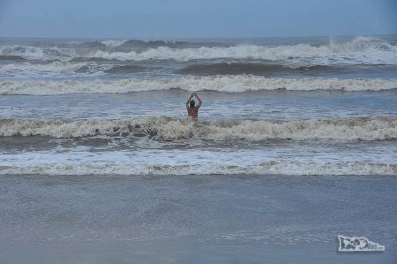 Enfrentando as ondas do mar agitado de La Pedrera, no litoral do Uruguai